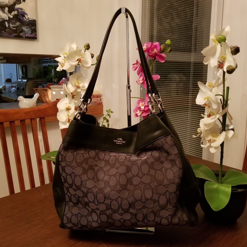 EUC Coach shoulder bag gray and black in signature canvas. Gorgeous!